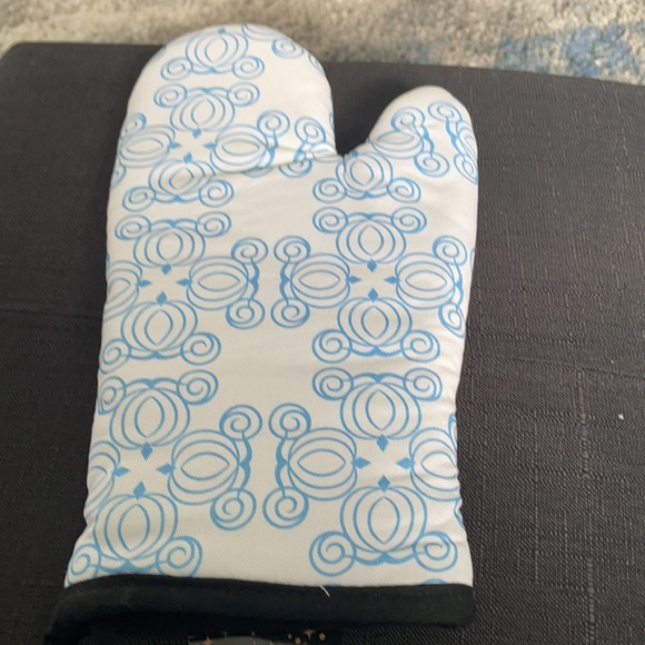 ๐ Disney Cinderella Oven Glove - Picture 3 of 4